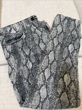 Express Snake-Print 5-Pocket Ankle 👖 in Gray and Black